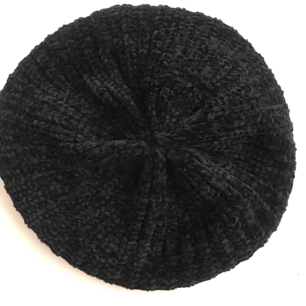 Women’s Black Knit Beret Hat - Soft Winter Accessory